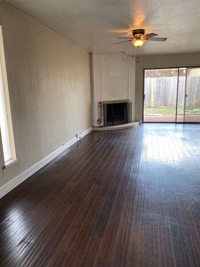 Foto del edificio - 6151 Denis Ln