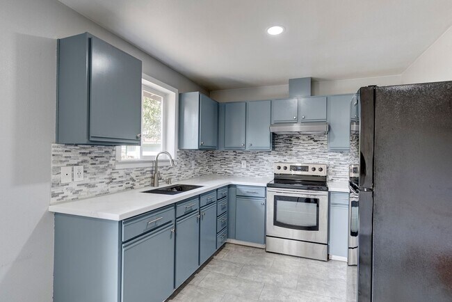 Foto del edificio - Charming 2-Bedroom Home with Spacious Back...