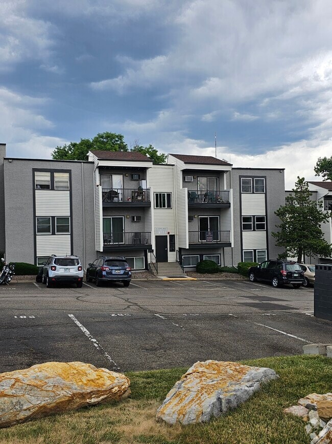 Building Photo - 451 Golden Cir