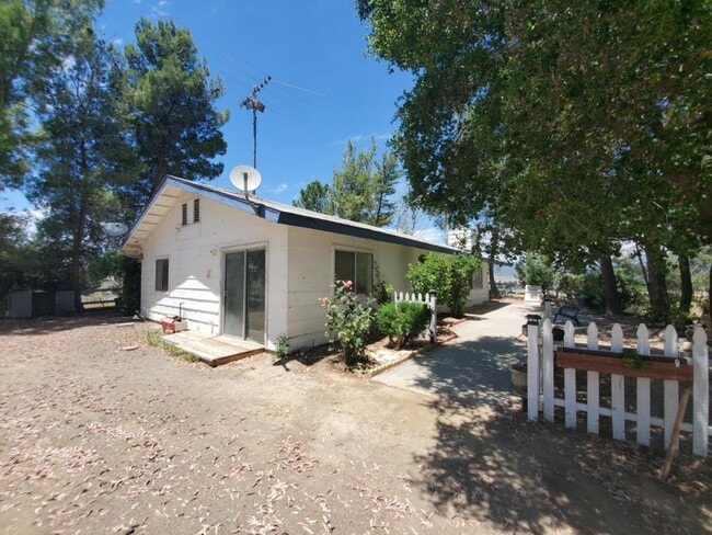 Building Photo - 49500 Meadowview Way