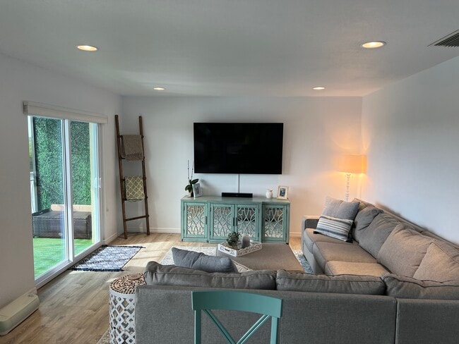 Living room - 8815 Bay Pointe Dr Apartment