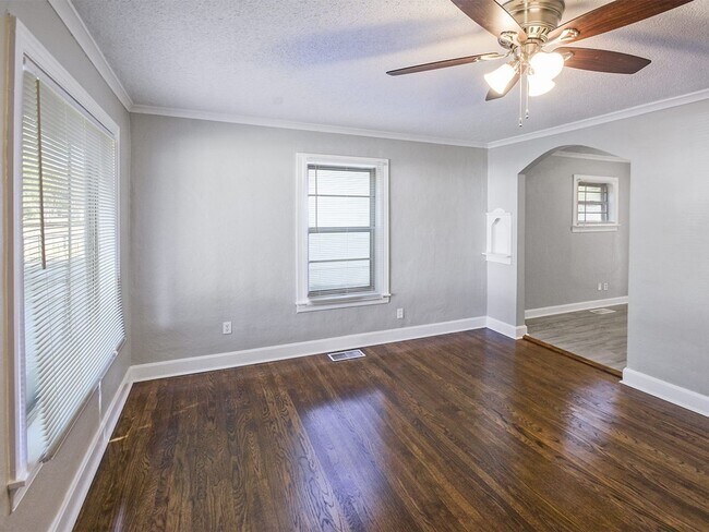 Building Photo - UPDATED 3 bed, 1 bath near U of M.