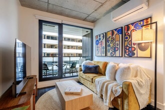 Building Photo - 292 Rue Sainte-Catherine Ouest