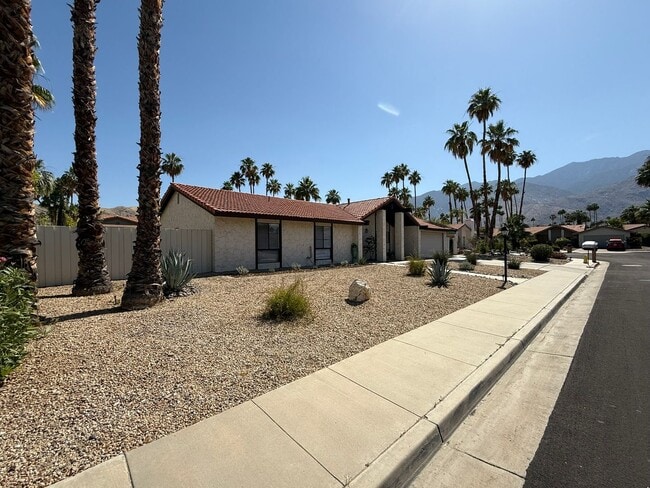 Building Photo - Spacious Pool Home In the Desired Los Comp...