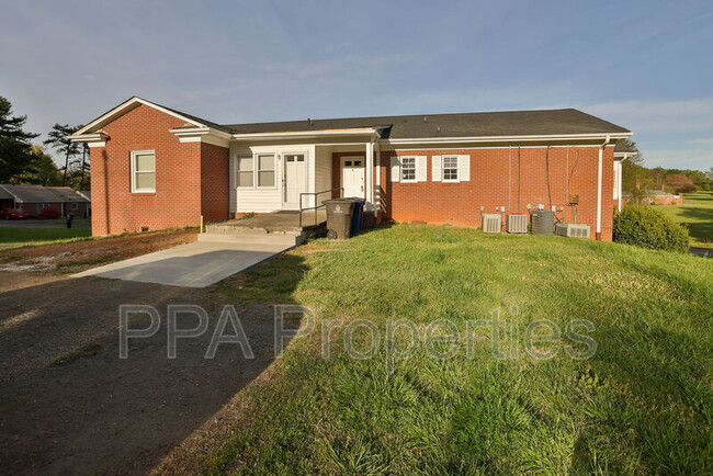 Building Photo - 2882 Willow Cove Dr