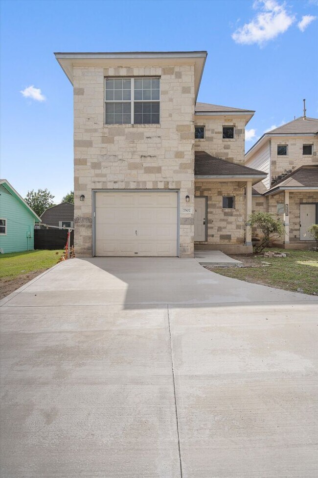Foto del edificio - 7502 Lazy Creek Dr