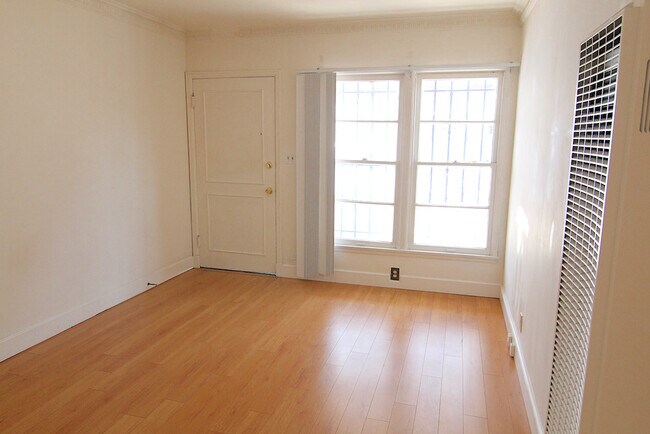 Building Photo - 1410 N Kenmore Ave