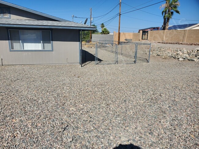 Building Photo - DELIGHTFUL 2 BEDROOM DUPLEX