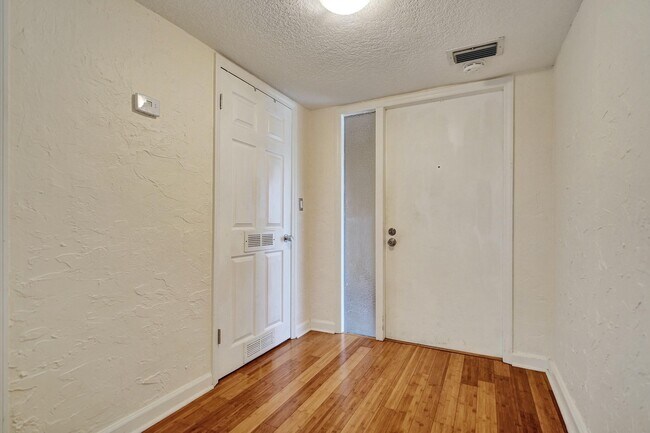 Foto del edificio - 755 Dotterel Rd