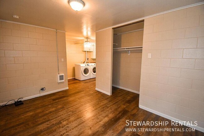 Building Photo - Cozy 1 bd duplex in Oakridge!