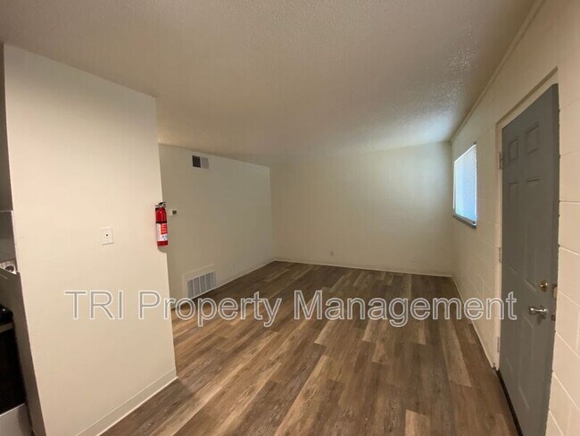 Building Photo - 2011 5th Ave