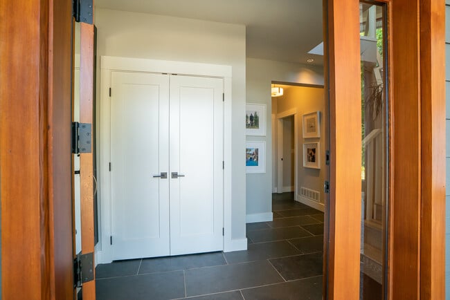 Photo du bâtiment - 5361 Royal Sea View