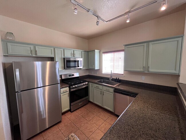 Foto del edificio - 3150 N Yarbrough Dr