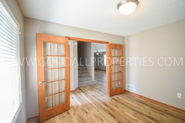 Foto del edificio - Single Family Home with Fenced Yard and Finished Basement within Waukee School District