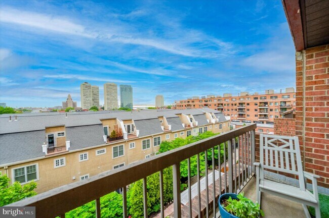 Foto del edificio - 200-10 Lombard St