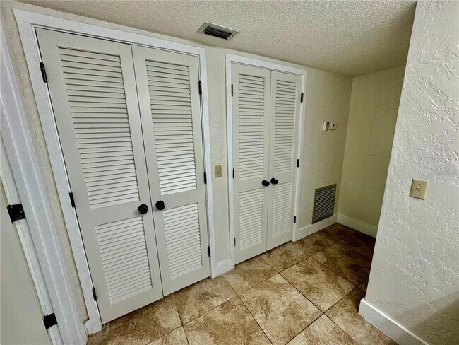 Foto del edificio - 3353 Camelot Dr