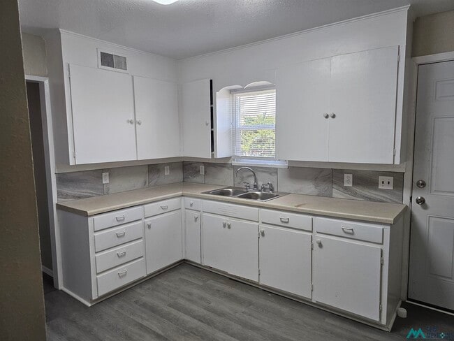 Building Photo - 105 E Plaza Dr