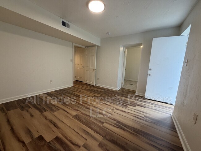 Building Photo - 527 Duquesne Ave