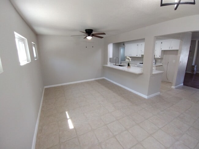 Habitación familiar, vista desde el comedor. - 909 Galopago St