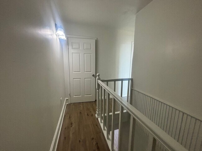 Building Photo - Amazing 3 bedroom 2 bath house located in ...
