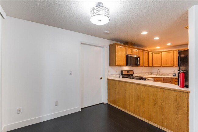 Foto del edificio - Versatile 4-Bedroom Corner Condo with Main...