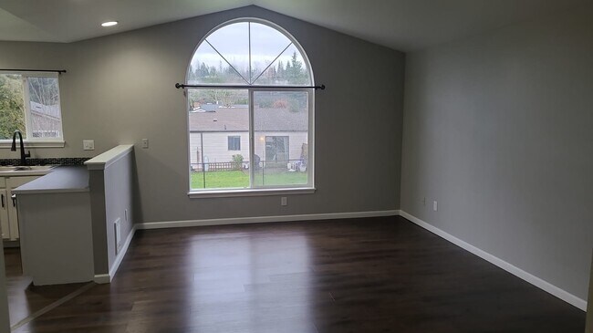 Foto del edificio - Remodeled 4-Bed, 2-Bath Duplex in Prime Be...