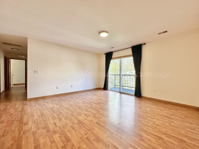 Foto del edificio - Spacious 2 Bed Condo with Attached Garage