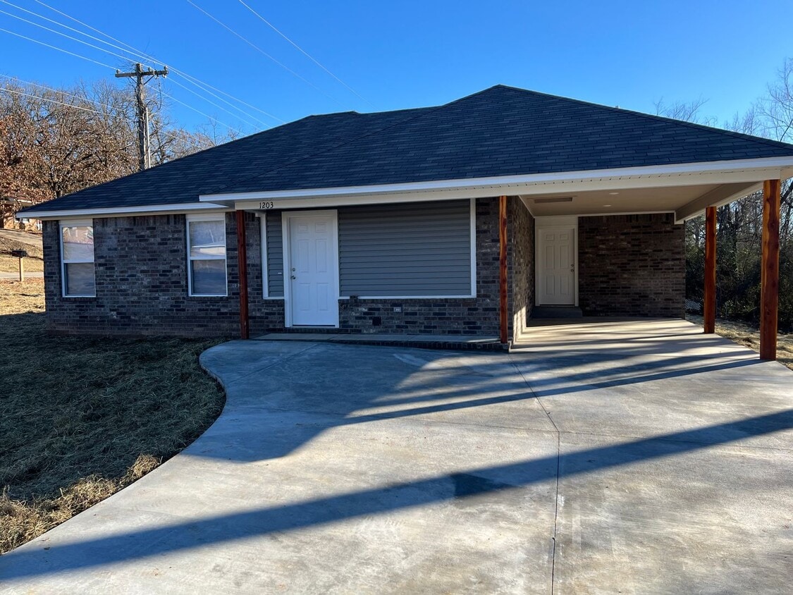 Primary Photo - New Very Nice 2 Bed 1 Bath House with Car ...