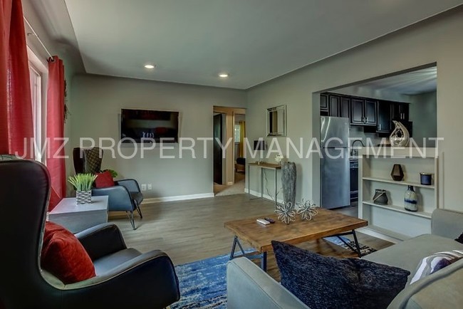Foto del edificio - 649 W Maple Rd