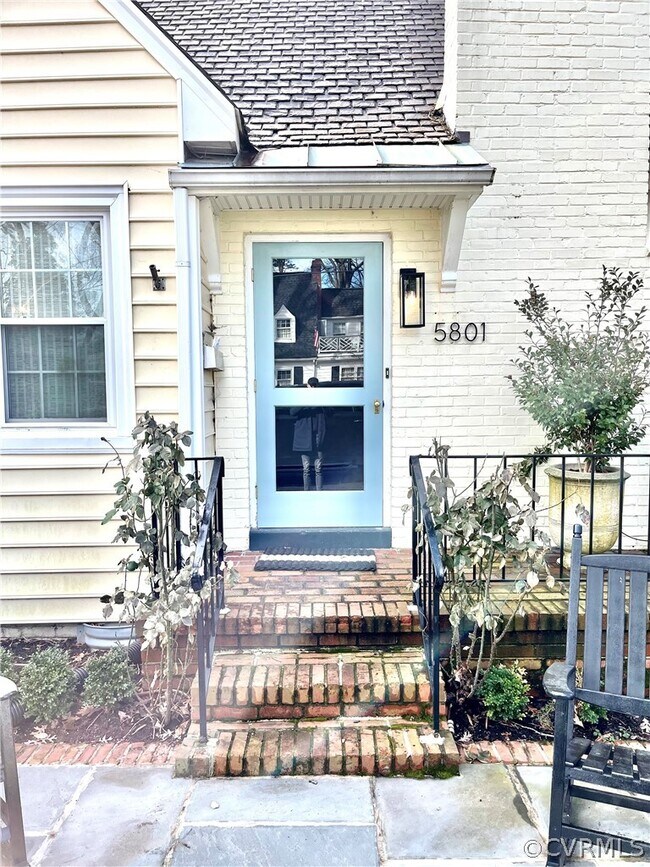Foto del edificio - 5801 Christopher Ln