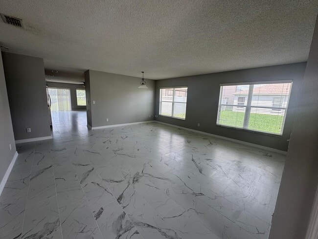 Building Photo - Spacious 4 bedroom house in Waterford Chase