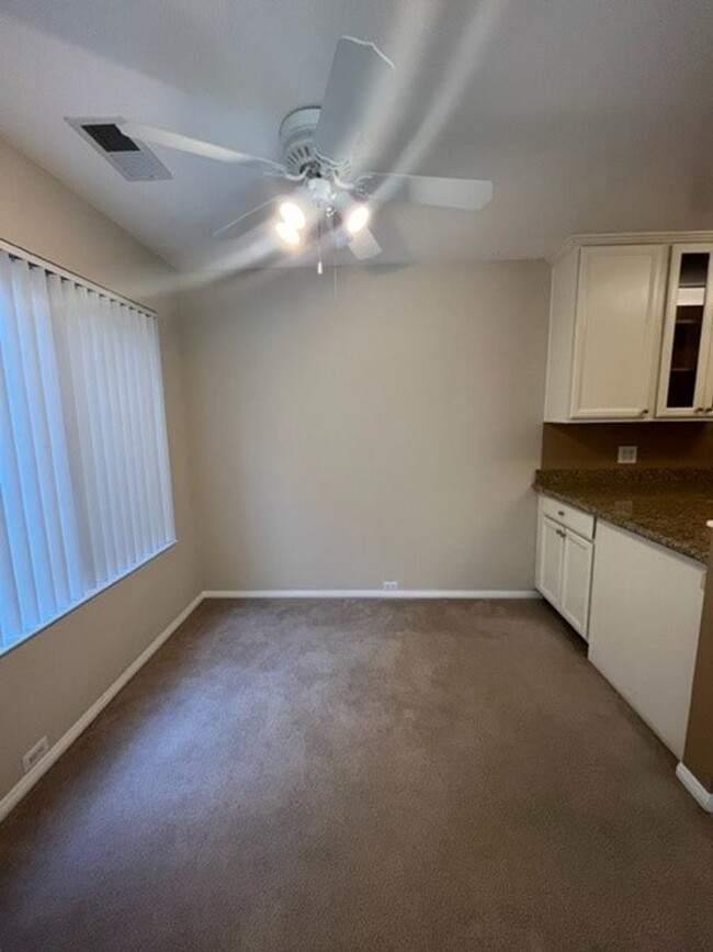 Building Photo - Cozy 1bed 1 bath with in-unit Washer and D...