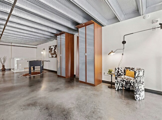 Building Photo - 10303-10107 107 St NW