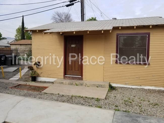 Building Photo - 308 S Washburn Ave