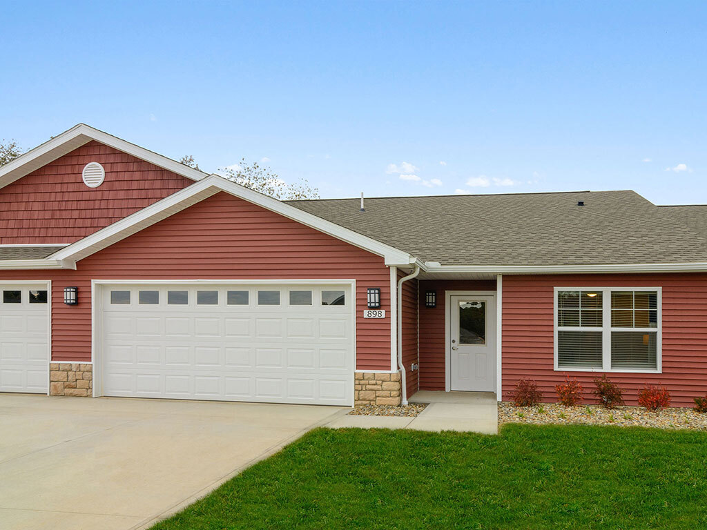 Apartments with Attached Garages - Redwood Louisville Bardstown Bluff Road