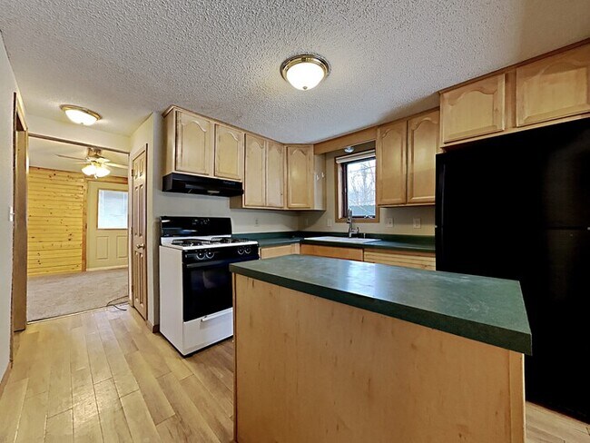 Building Photo - COMING SOON! 3 Bedroom, 1 Bathroom House i...