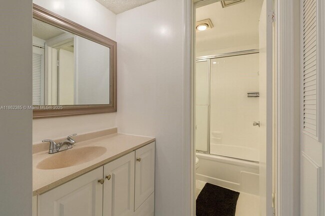 Foto del edificio - 9330 Lagoon Pl