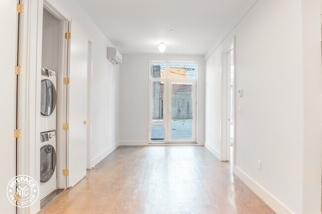 Building Photo - 99 Varet St