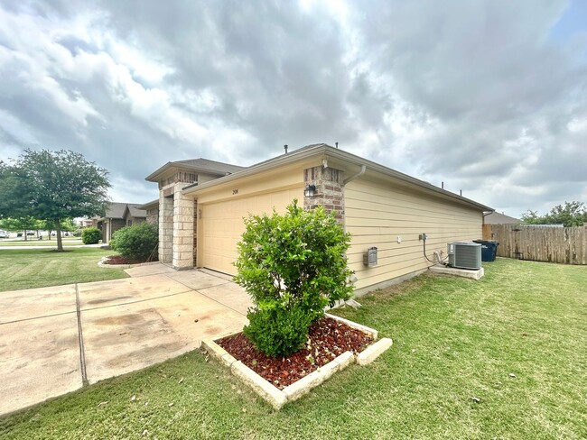 Building Photo - Stunning 3/BR 2/BA Home with Spacious Back...