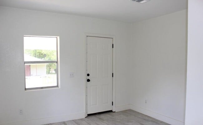 Building Photo - 2141 Poppy St