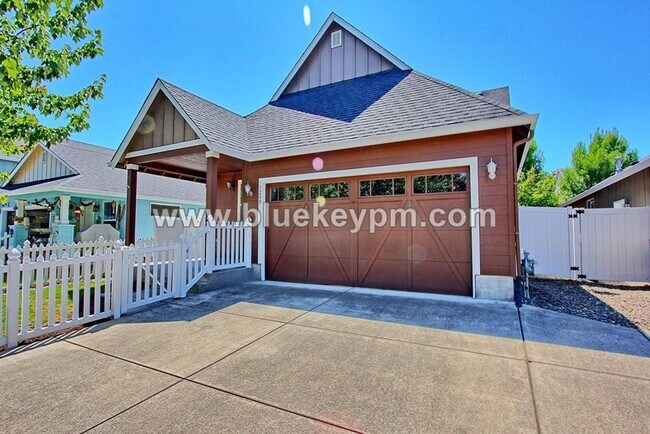 Foto del edificio - 3 Bed, 2.5 Bath Home in Battle Ground With Primary Suite on Main Floor
