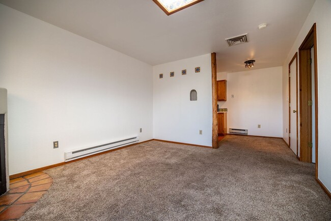 Building Photo - Sweet, Small Private Unit Available Now!
