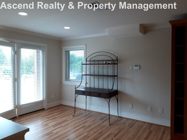Foto del edificio - Unique Opportunity to Lease 2 Bed Lower Un...