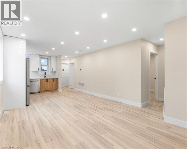 Building Photo - 264 Thayer Ave