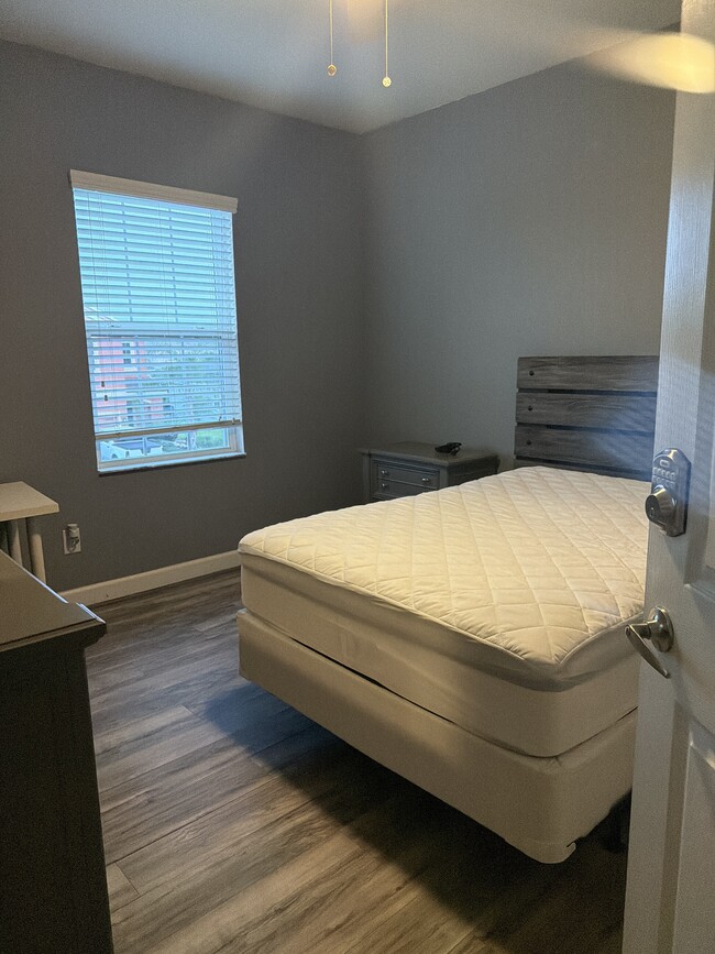 night table - 10433 Waterstone Dr