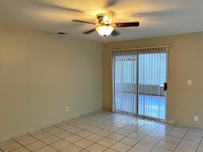 Foto del edificio - 8025 McDermott Ave