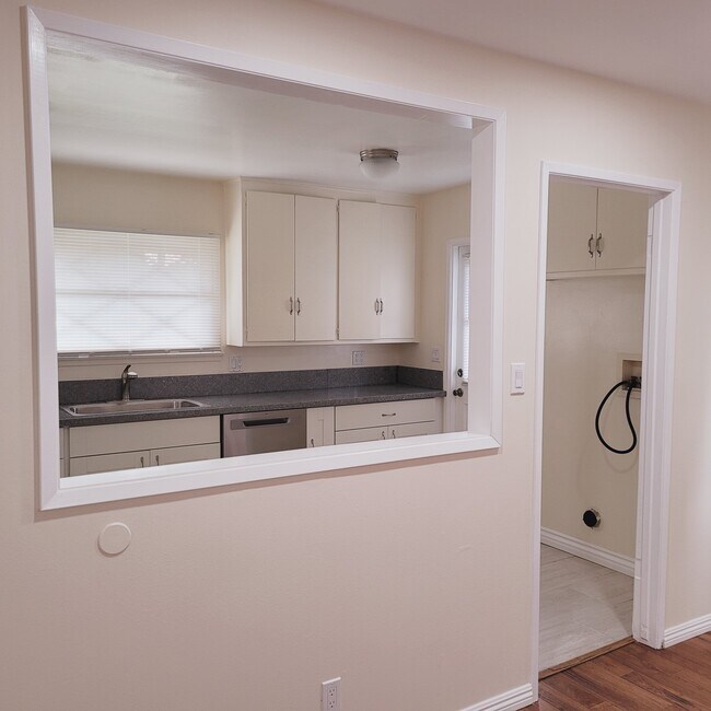 Foto del edificio - 1853 Volk Ave