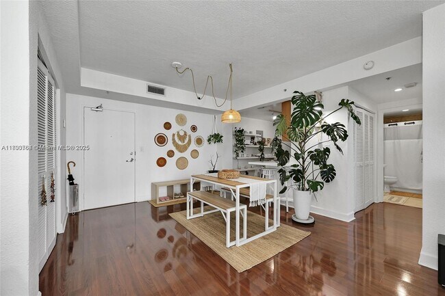 Foto del edificio - 7501 E Treasure Dr