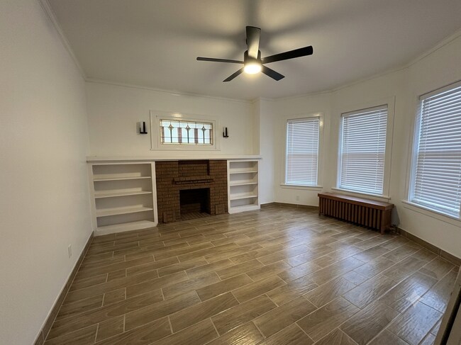 Sala de estar - 4904 N Marmora Ave