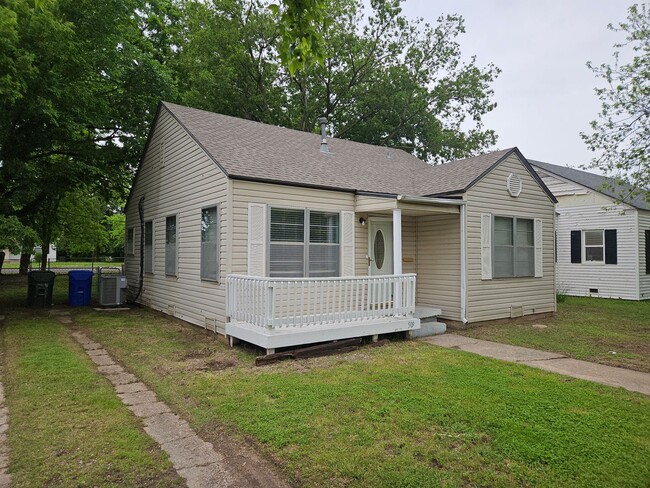 Foto del edificio - (2) Bed/(1) Bath Avail NOW! Hardwood Floors!